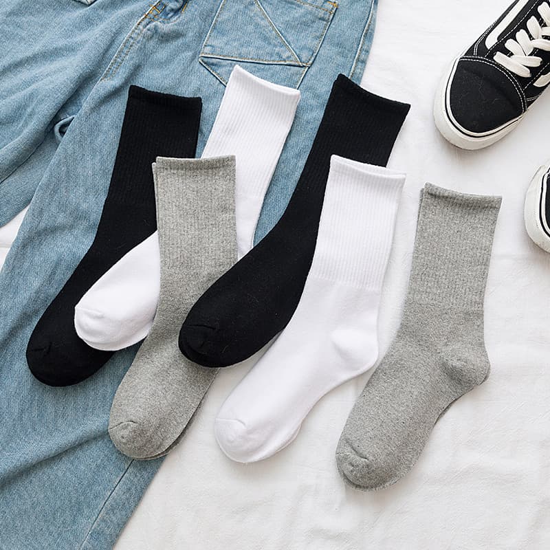 Men's mid-calf socks, autumn and winter long socks, Japanese style, trendy and versatile sports socks, men's black and white slouch socks.