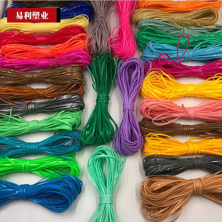 The store manager recommends DIY eco-friendly colored plastic woven strips using PVC plastic filaments.