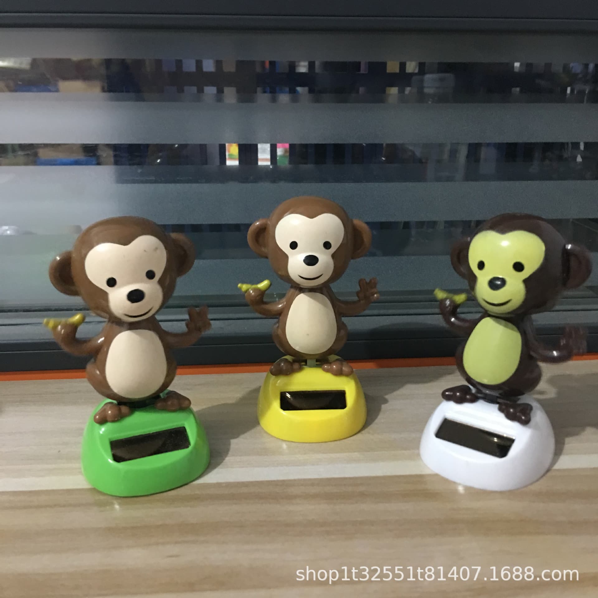 Hot Selling Car Decoration Sunflower Personality Fashion Creative Cute Shaking Doll Solar Car Ornament
