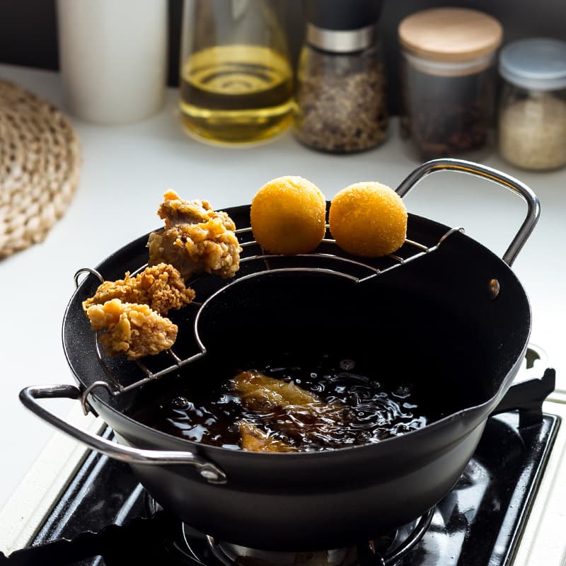 Stainless steel deep fryer, non-stick, suitable for cooking, tempura, and Japanese style, with filter, universal and multifunctional.