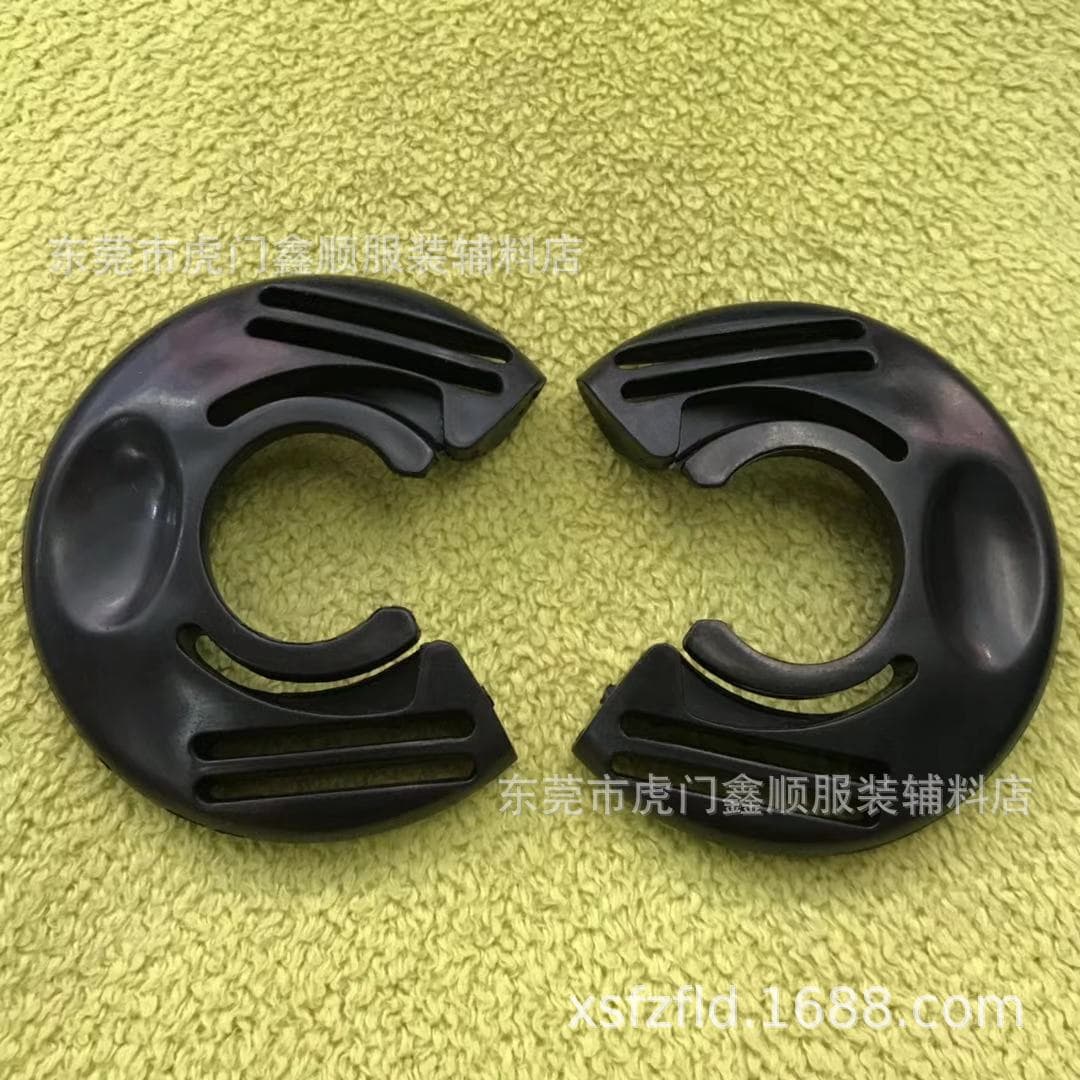 Factory in-stock plastic three-way PP material water bottle buckles, special outdoor hiking water bottle convenient clips.