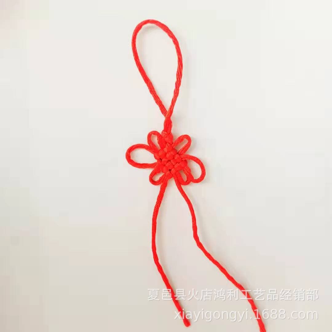 A supplier offers small Chinese knots with gold thread tassels for DIY calendar pendants, suitable for use on subway lines 4 and 5.