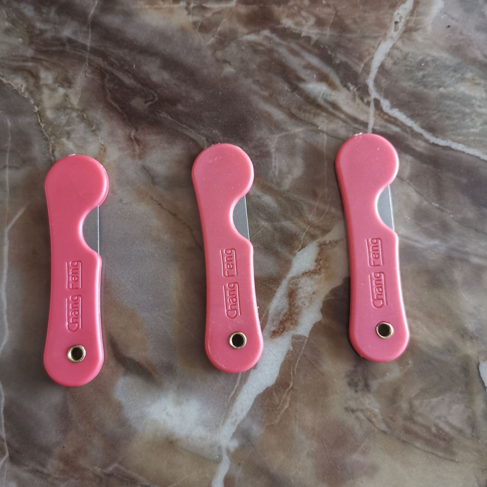 Colorful plastic student pencil sharpening knife, utility knife, handmade paper knife, film knife, wallpaper knife, unboxing knife