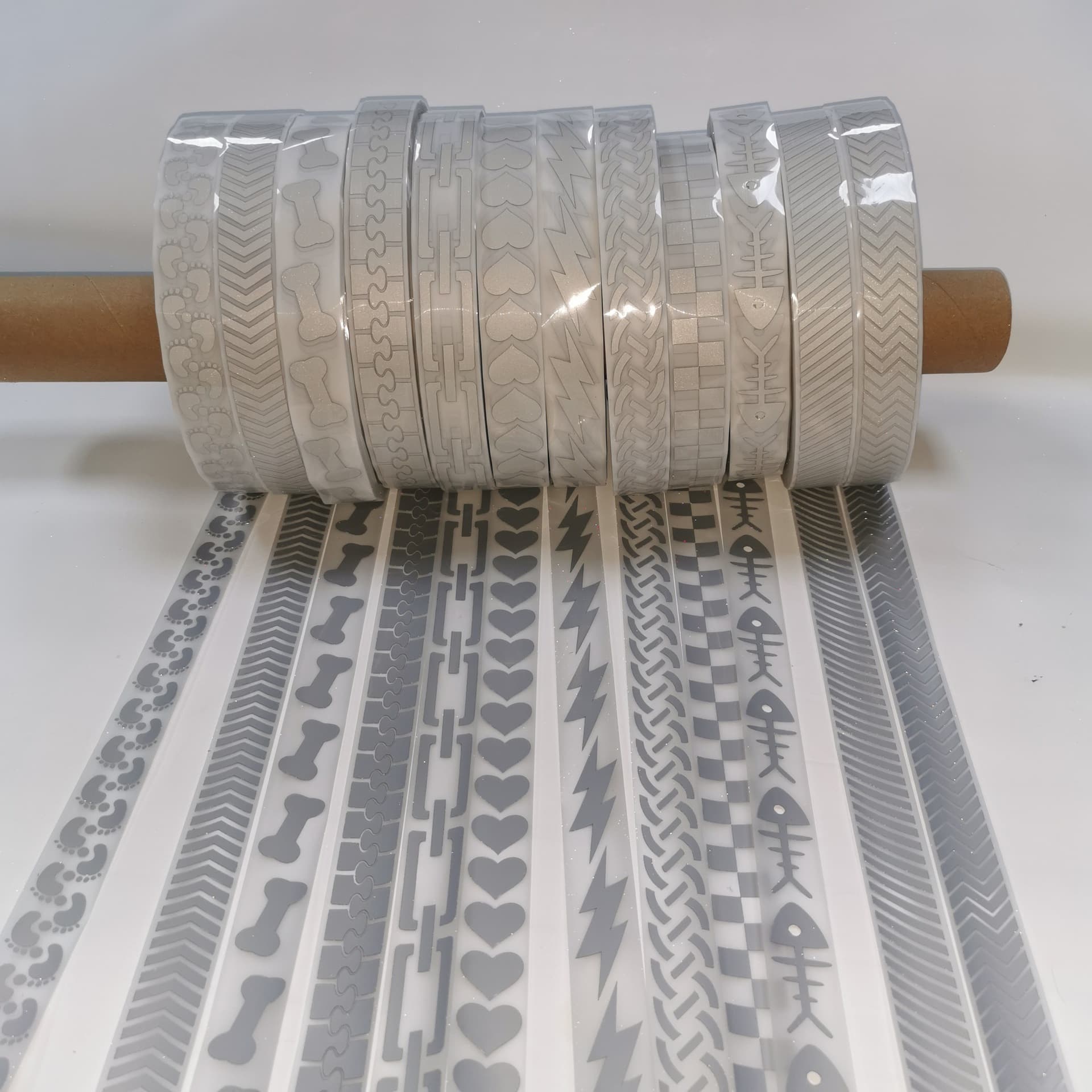 We supply bright silver thermal film, reflective film, engraved strips, twill reflective heat film, various reflective material patterns and can be customized.