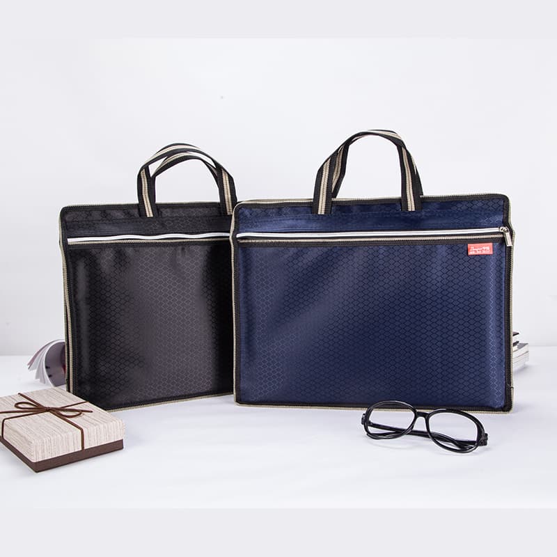 Factory wholesale men's and women's handbags, business briefcases, large capacity waterproof conference bags, casual laptop bags, logo printing available.
