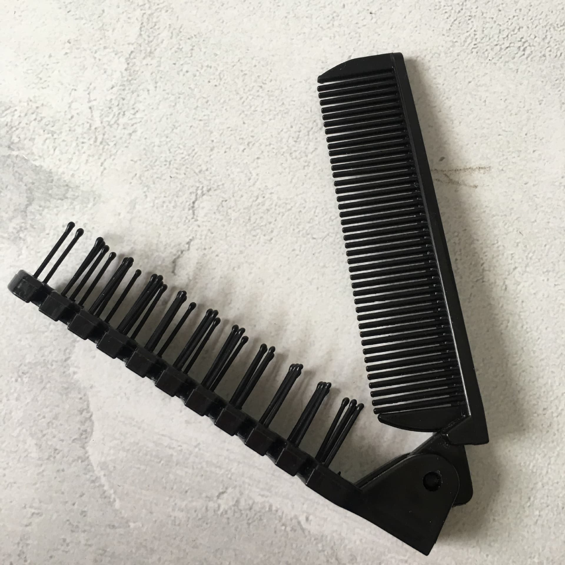 Black soft nylon tooth folding comb, disposable comb for homestays, export-grade beaded straw comb, individually packaged.