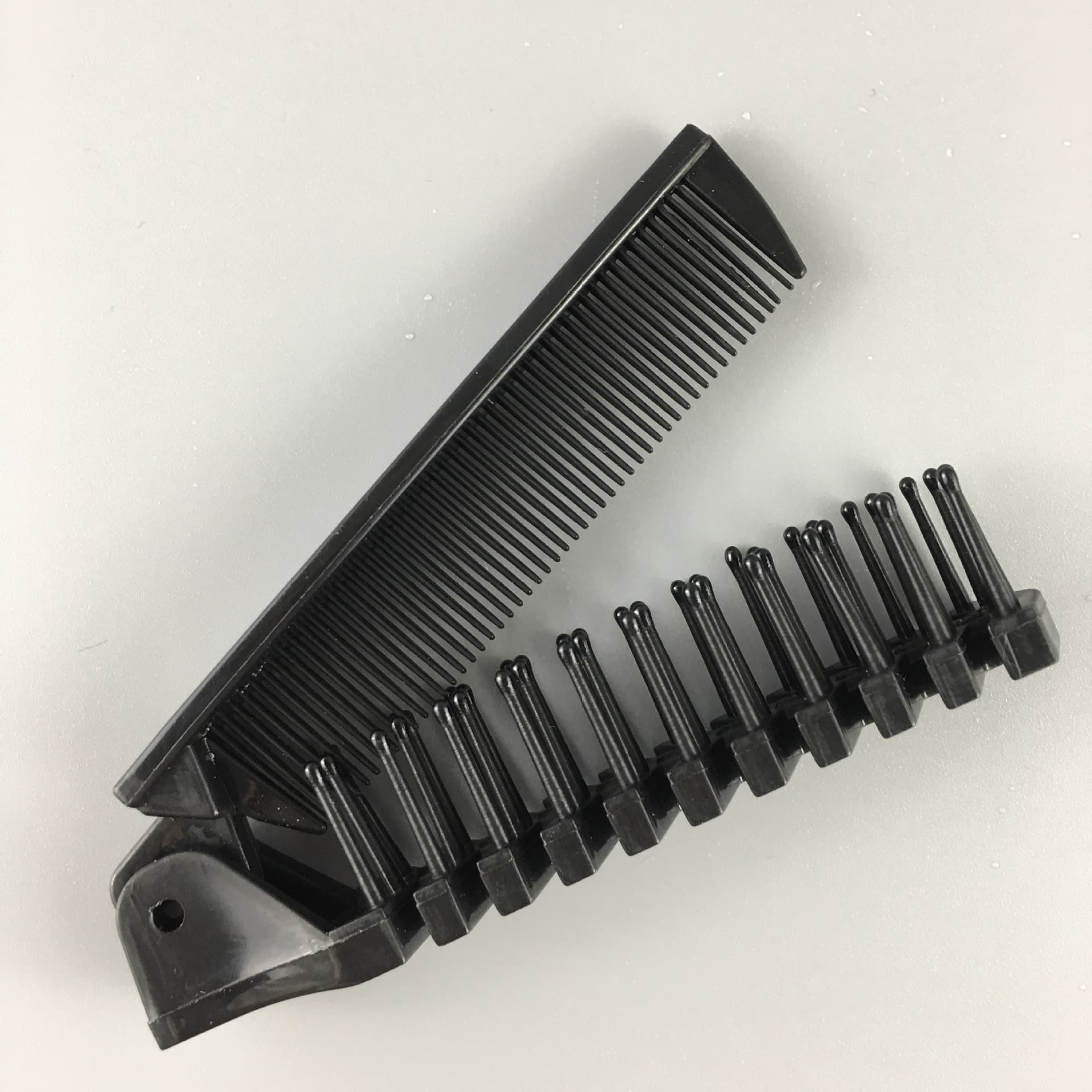 Disposable combs for hotels, guesthouses, and homestays; export-grade; black, with rounded beads for scalp care; folding comb.