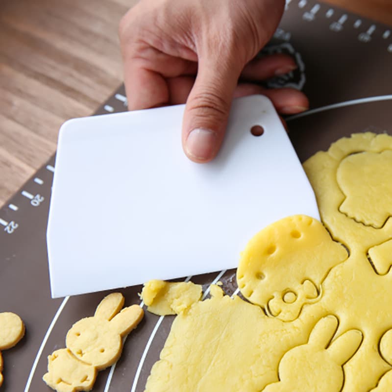 Baking and cake-making scraper, plastic rice noodle roll board, butter sheet, water-retaining scraper, household kitchen knife