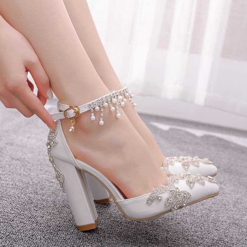 New White Pointed Toe Crystal Wedding Shoes Chunky Heel Ultra High Heel Bride Shoes One-Strap Buckle Tassel Rhinestone Women's Sandals