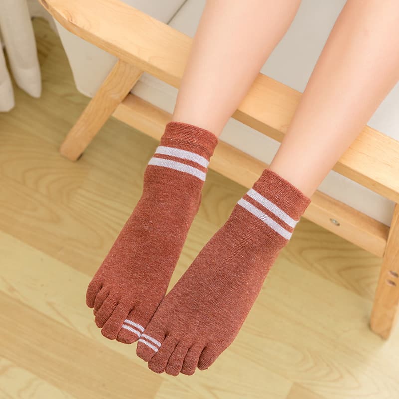 Factory direct sales of split-toe socks, striped color-blocked mid-calf socks, retro and artistic, sweat-absorbent and odor-resistant, five-finger socks for women.