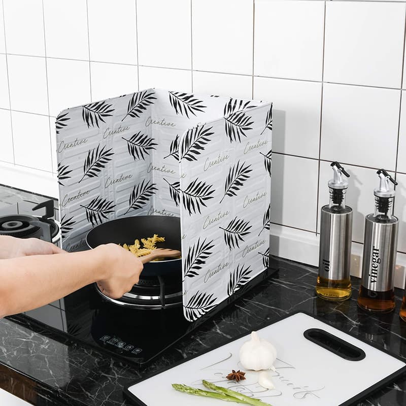 Kitchen cooking anti-oil barrier, household stove anti-splash oil shield, gas stove aluminum foil heat insulation board, oil separator