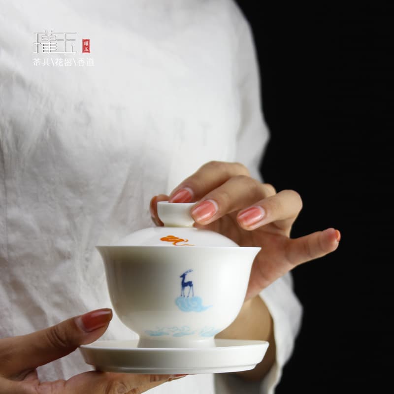 Nine-Colored Deer White Porcelain Chinese Small Handmade Tea Cup, Hand-Held Bowl with Saucer and Lid Gaiwan, Tea Brewing Bowl, Tea Serving Cup Tea Set