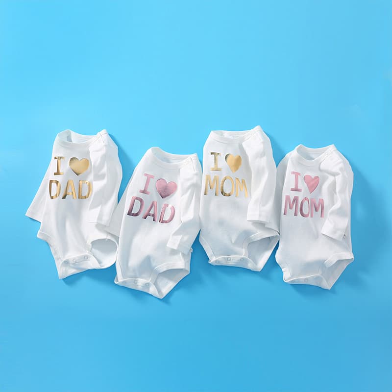 Baby is one month old and 100 days old. I love mom and dad. Cotton long-sleeved photo bag. Triangular romper.