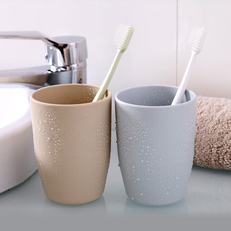 Simple and stylish family rinsing cup, solid color plastic toothbrush cup for couples, bathroom water cup