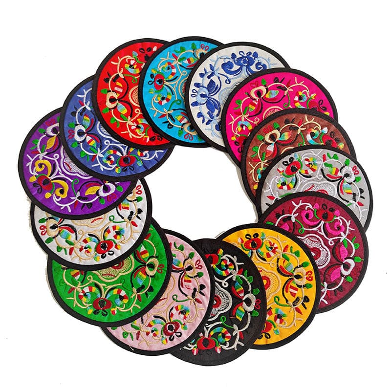 Selling Chinese-style embroidered round coasters, embroidered craftsmanship, suitable as gifts for going abroad, teacup coasters, bowl coasters, and heat insulation mats.