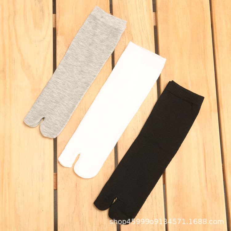 Two-toe socks for men and women, cotton-polyester mid-calf style, Japanese style split-toe socks, individually packaged for women, wholesale from the manufacturer.