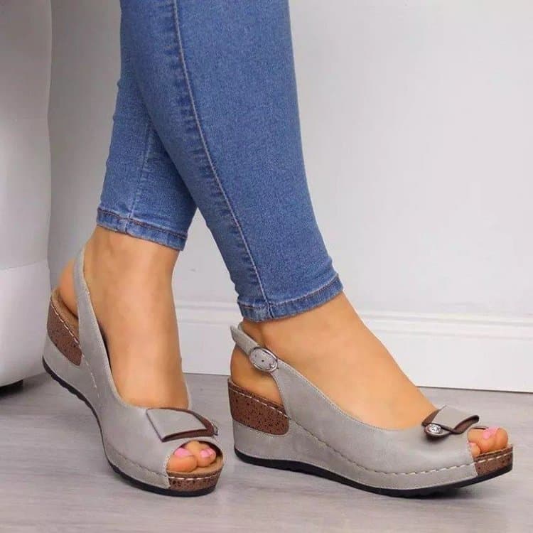 Factory direct sales of 2022 new peep-toe European and American style women's sandals with buckle and wedge heels, plus size women's shoes for cross-border trade.