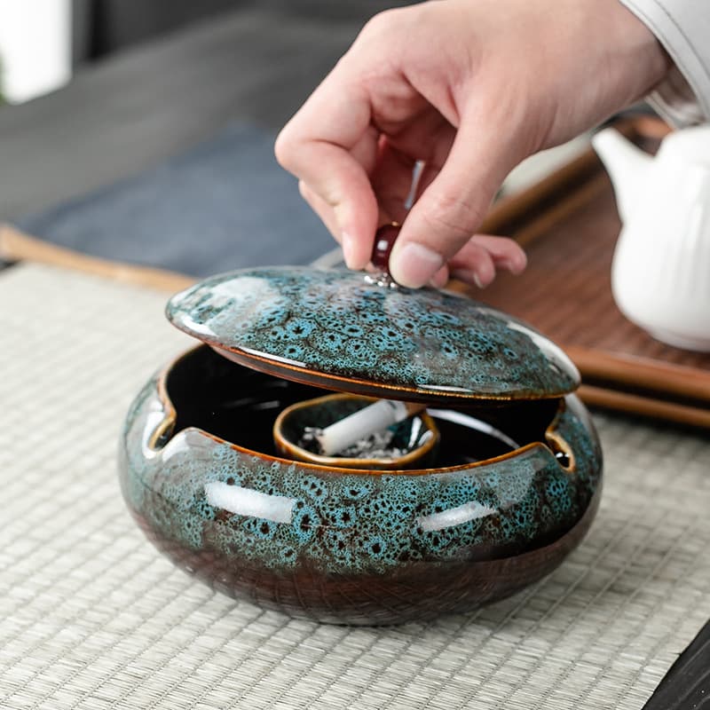 Creative and stylish large ashtray, minimalist European-style ceramic ashtray for living room decoration