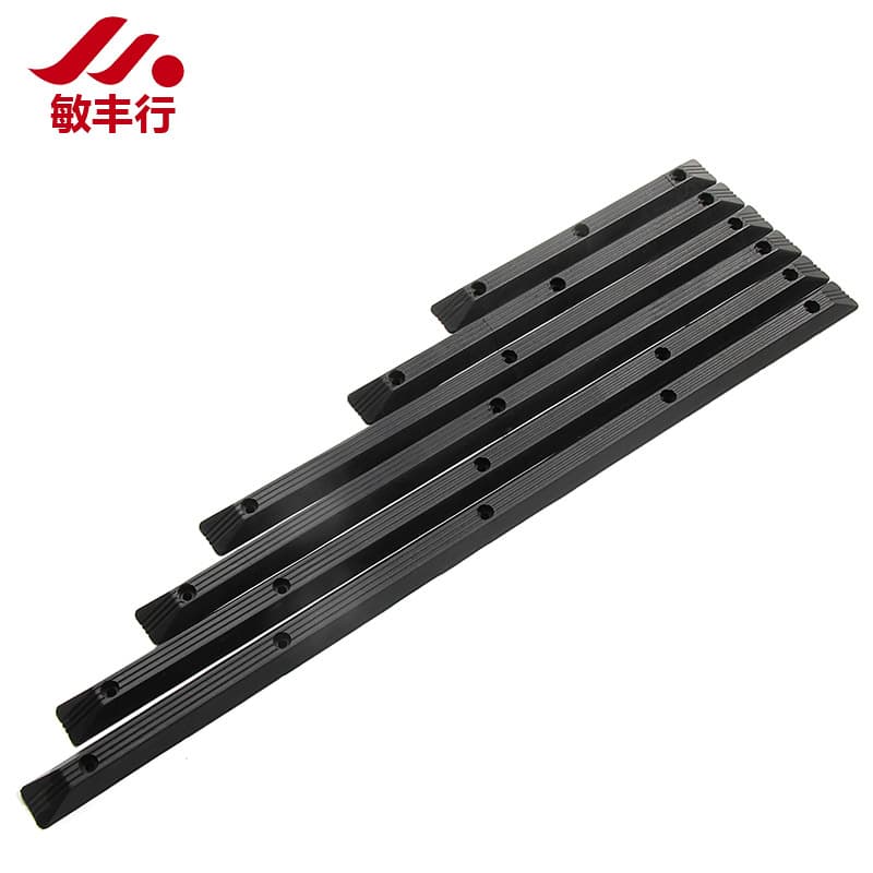We offer a wide range of luggage accessories in various sizes, including those with reinforced feet, wheels, bags, fabric trim, and bottom strips.