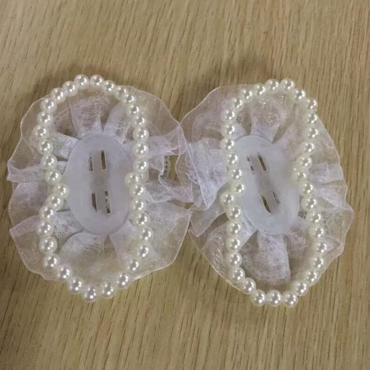 Bride and bridesmaid wrist corsages, lace and pearl necklaces, wedding supplies wholesale.
