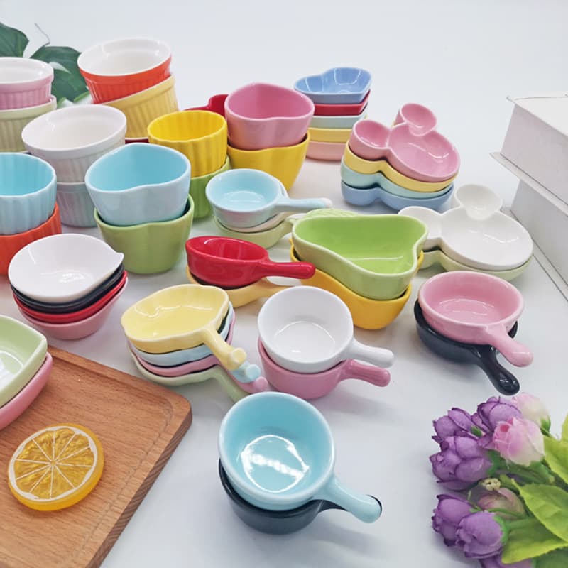 Wholesale Household Ceramic Seasoning Dish Creative Heart-Shaped Small Dish Tableware Plum Blossom with Handle Vinegar Dip Dish