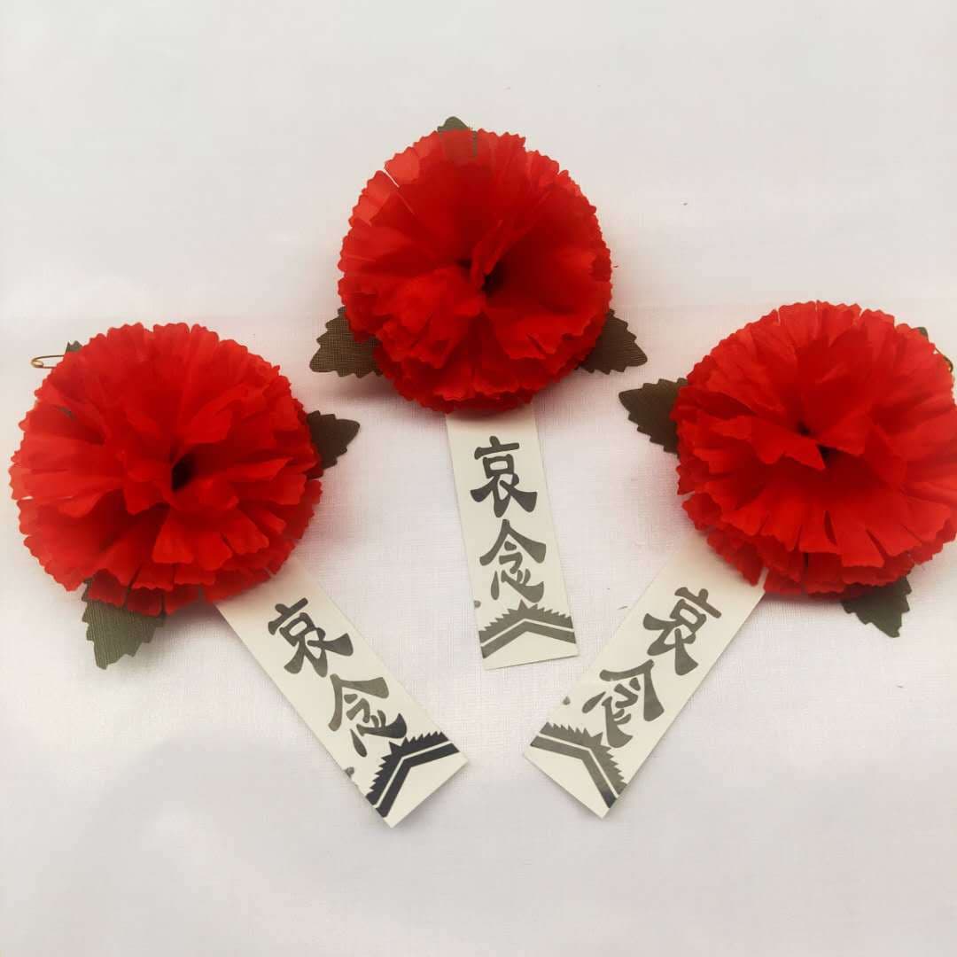 Wang Yanmei wholesales funeral corsages; self-produced and sold for memorial services, ancestral worship, and funeral arrangements. Small white flowers.