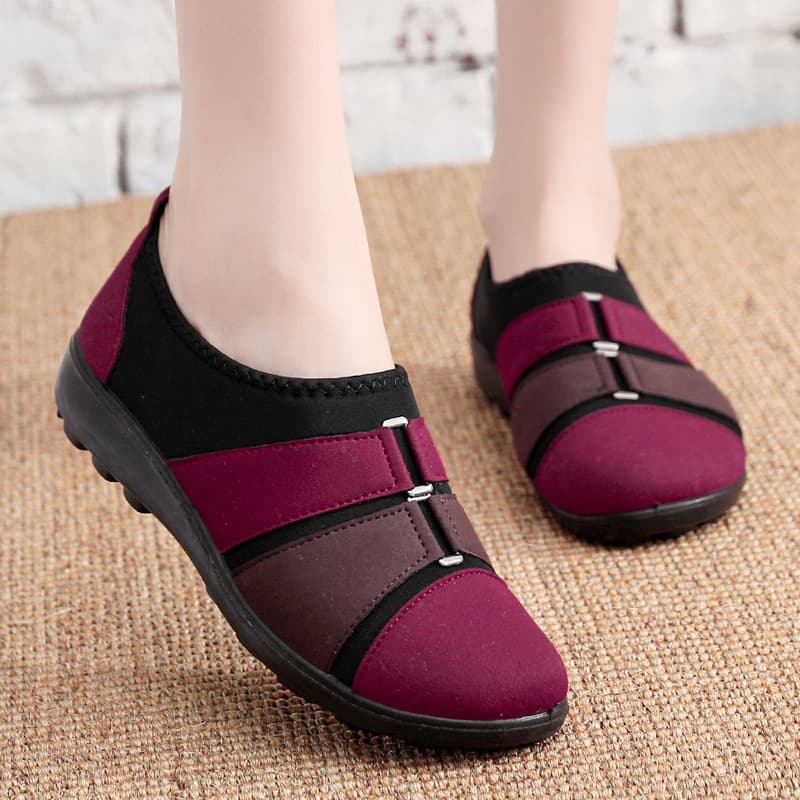 Classic Beijing-style cloth shoes for women, especially for middle-aged and elderly women, as well as mothers' slip-on cloth shoes, breathable and available for wholesale.