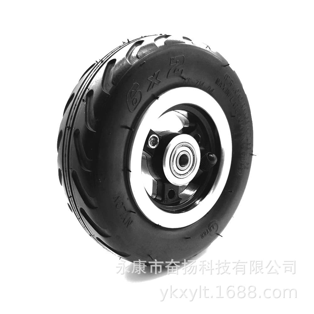 Fastwheel F0 electric scooter features 6x2 high-elasticity, airless, widened rear wheels.