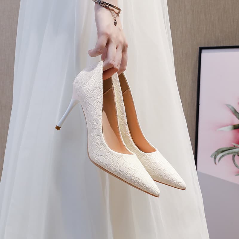 Small Size Wedding Shoes Red Lace Bridesmaid High Heels for Women Pointed Toe Thin Heel Xiuhe Shoes 2026 New Large Size Bride Shoes