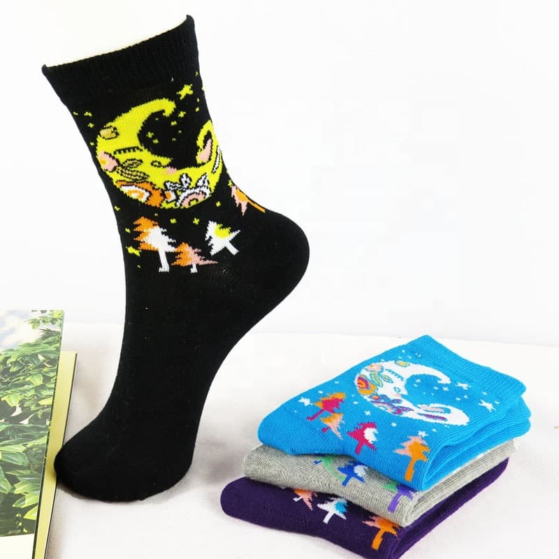 Custom-made personalized trendy cartoon socks for men and women, small batch orders, high quality, fast delivery in Haining.