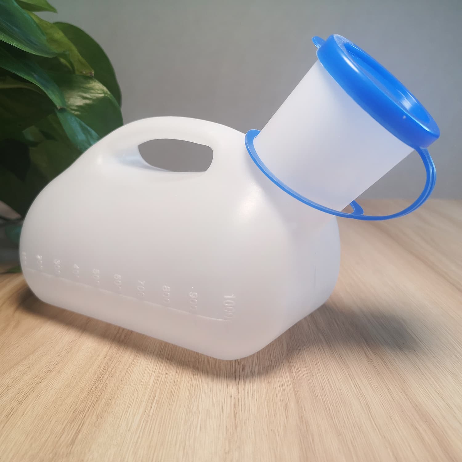Manufacturer Direct Supply Men's Hospital Use Plastic Urinal 1000ML New Material with Lid Urine Collector Night Pot