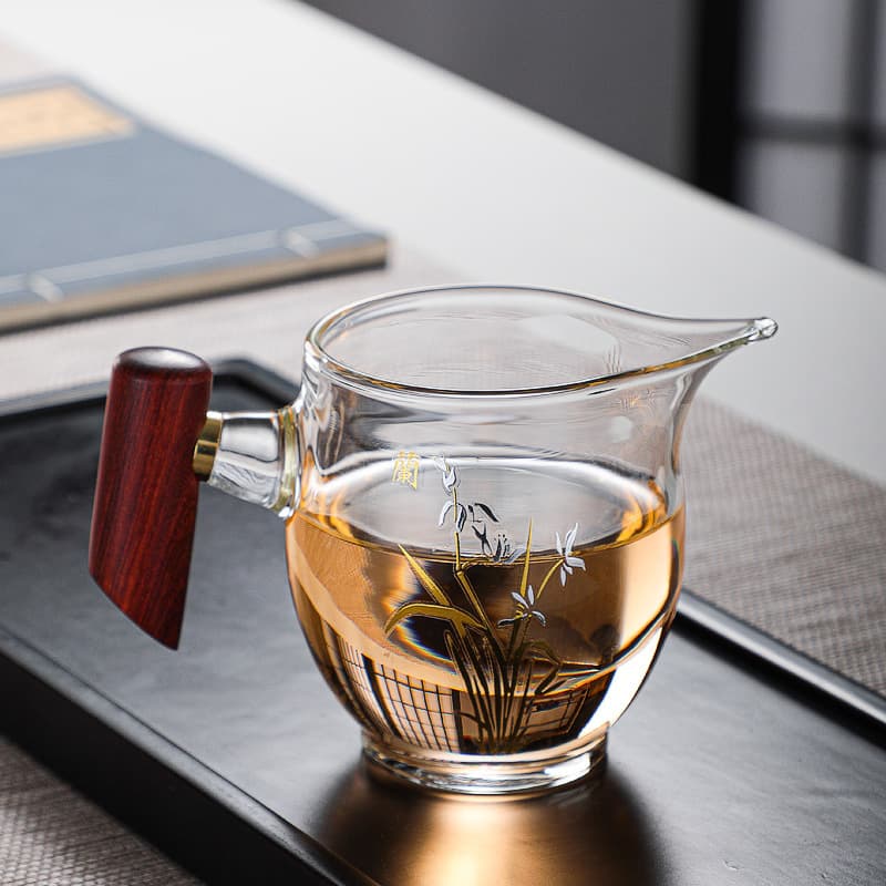 Muque Fairness Cup, Japanese-style Wooden Handle Glass Fairness Cup, Thickened Heat-Resistant Tea Dispenser, Kung Fu Tea Accessories, Tea Sea