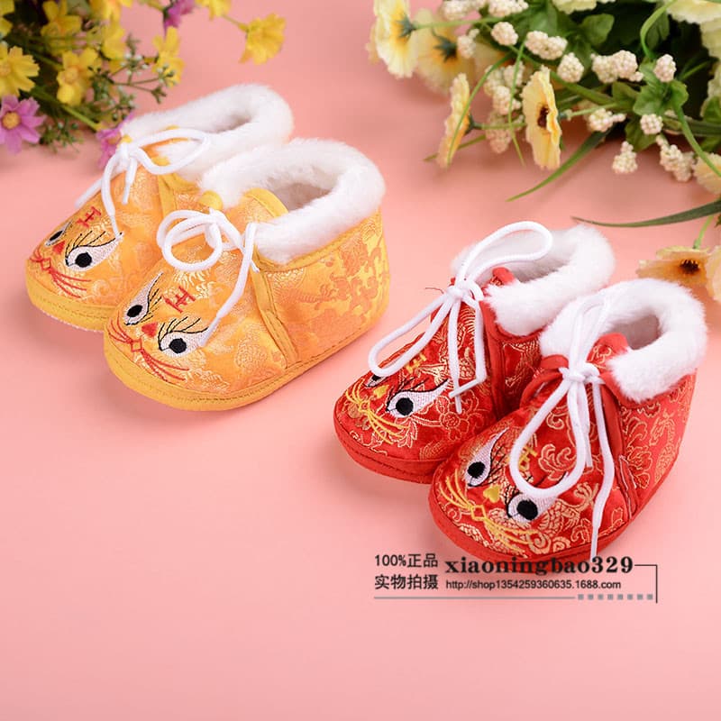 Winter baby tiger shoes, satin dragon baby shoes, red and yellow non-slip toddler shoes, with shoelaces.