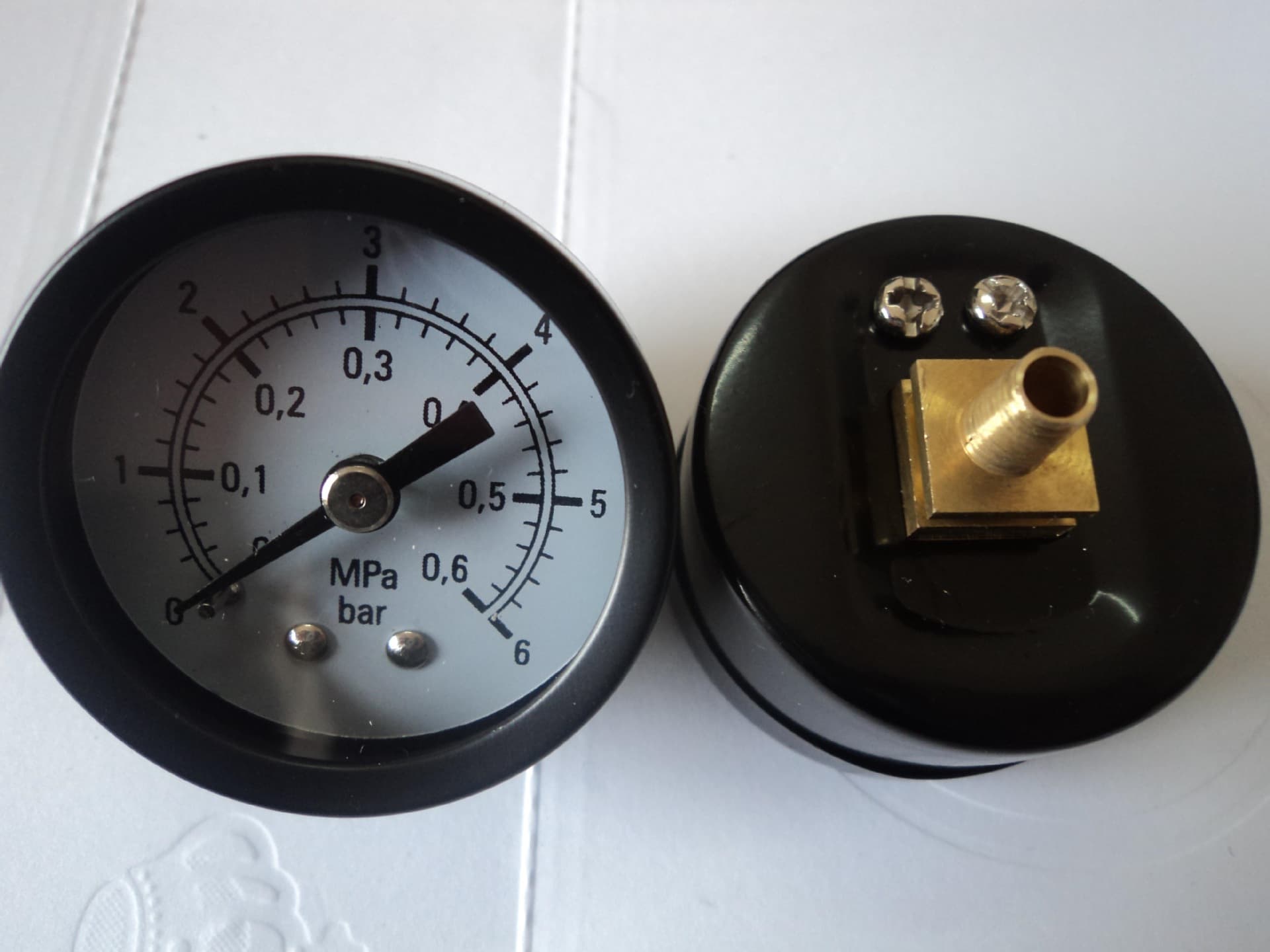 Manufacturer specializing in the production of various pressure gauges, air pressure gauges, gas meters, water pressure gauges, and shock-resistant pressure gauges