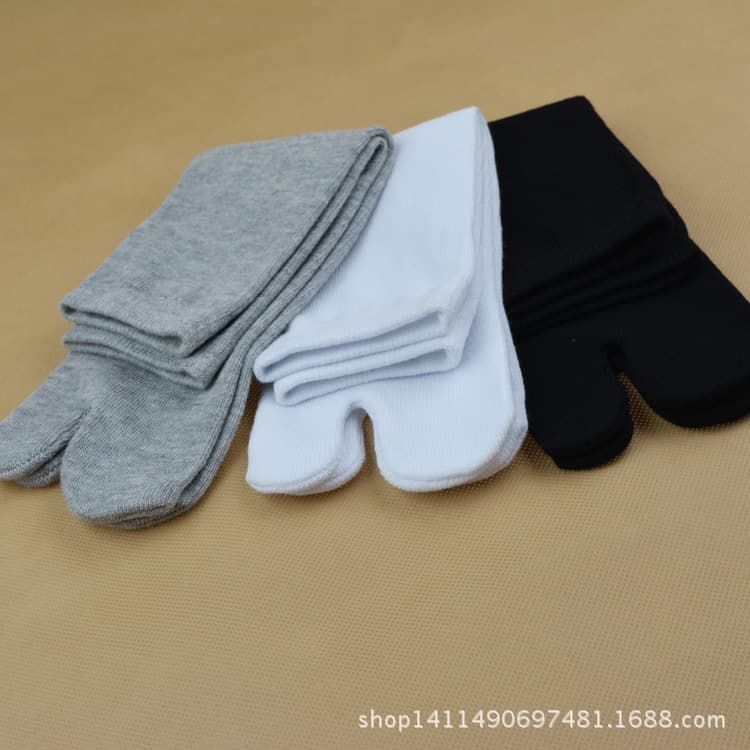 Factory direct sales of thin two-toe socks, two-finger clogs, split-toe cotton socks, cosplay prop socks wholesale.
