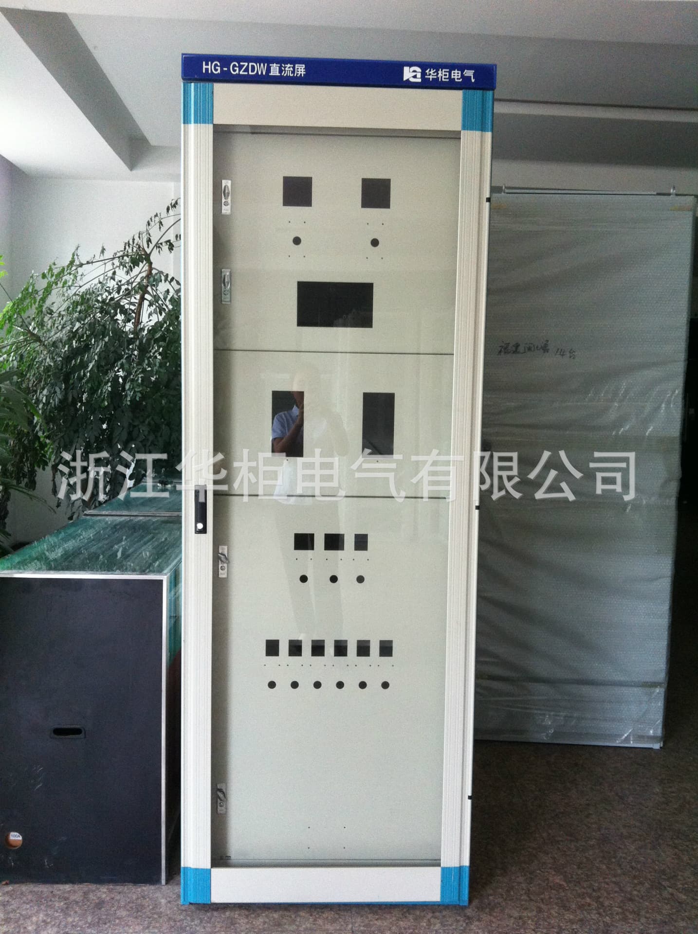 Battery cabinet, split-type DC power supply, aluminum profile glass door DC power supply, 2200*800*600 mm.