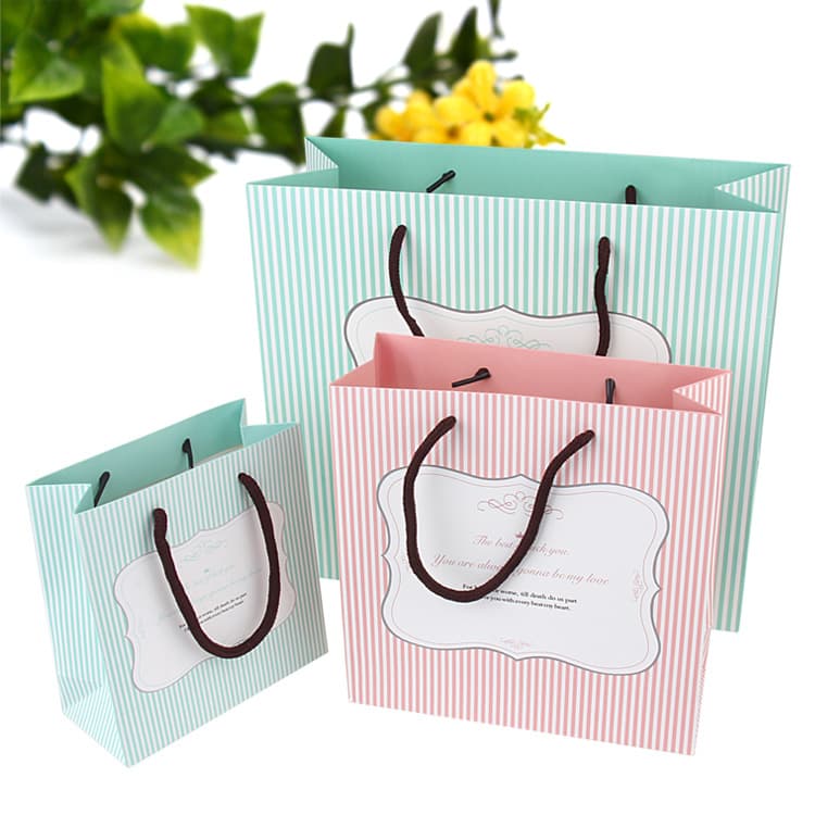 Manufacturer striped large and small gift bags, hand shopping bags, paper bags in stock, wholesale pink stripes