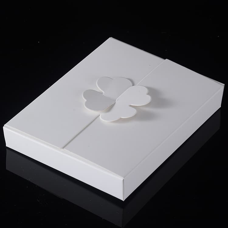 Kraft paper knife, fork, spoon, and plate gift box, four-leaf clover box, white card baking packaging cake box
