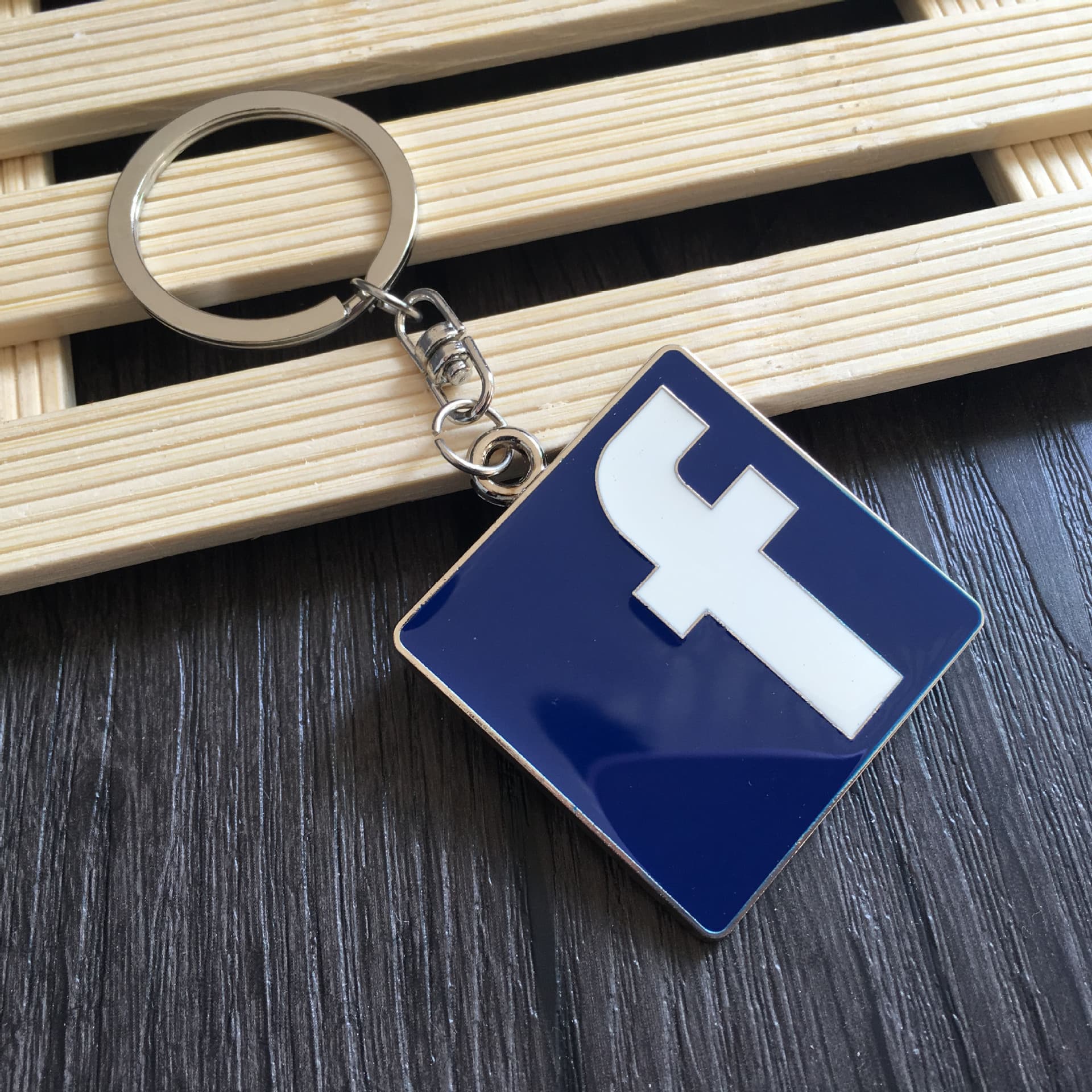 Wholesale simulated mailbox metal keychain creative facebook metal keychain with LOGO