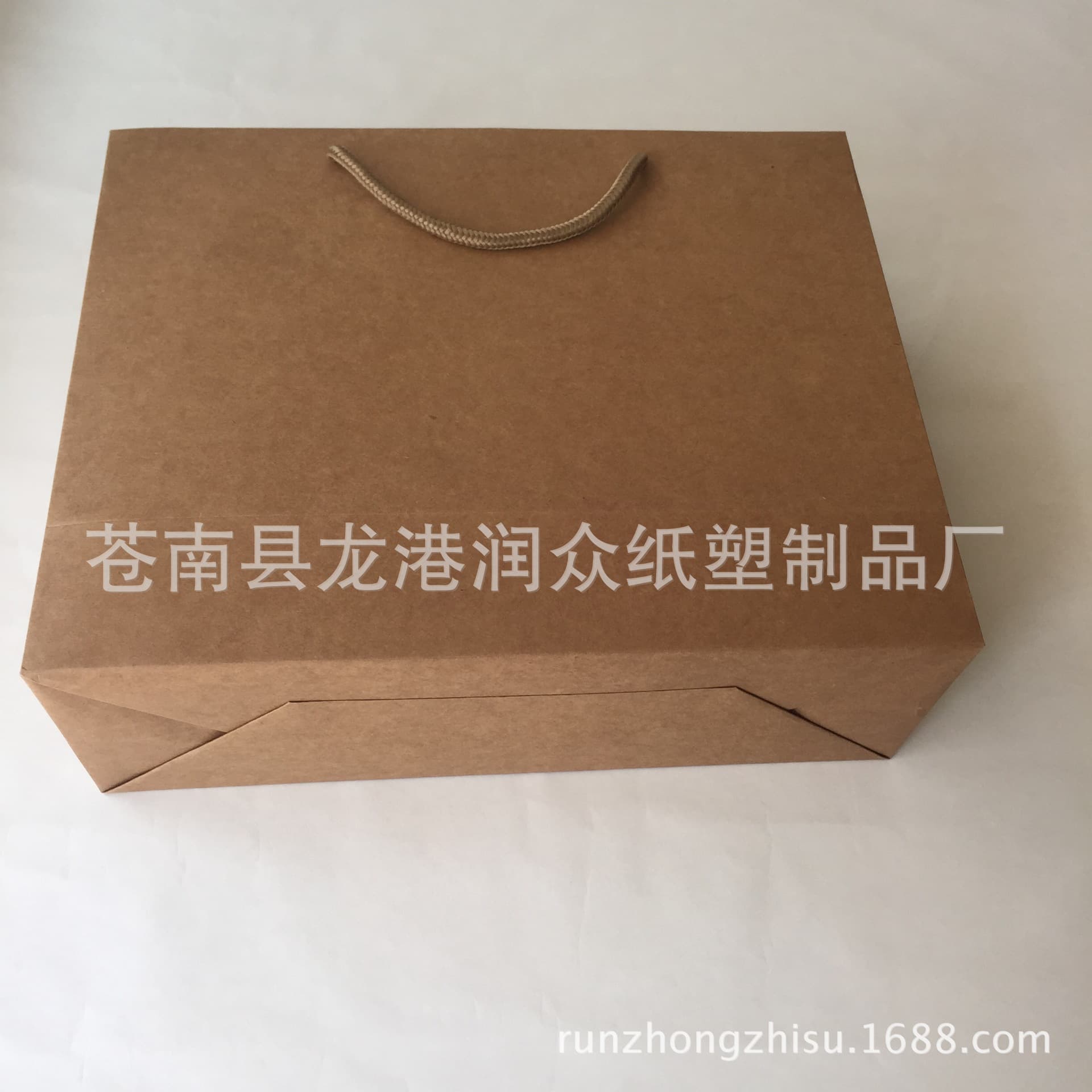 In Stock Universal Blank Paper Bags, White Cardboard Apparel Handheld Paper Bags, Black Cardboard Kraft Paper Advertising Gift Bags