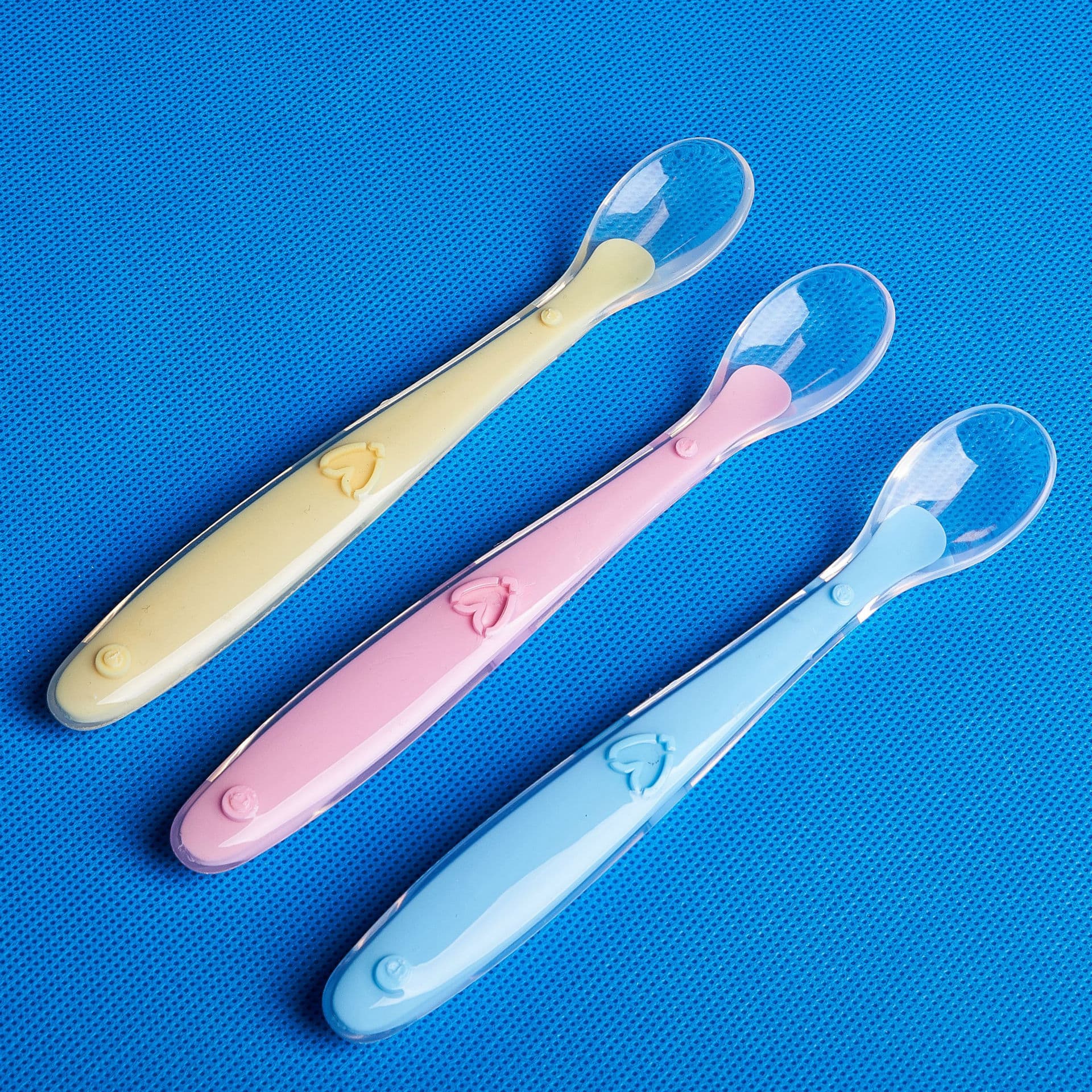Dongguan supplies food-grade liquid silicone soft-headed spoons that do not hurt the gums, soft-headed complementary food spoons, feeding utensils for feeding meals