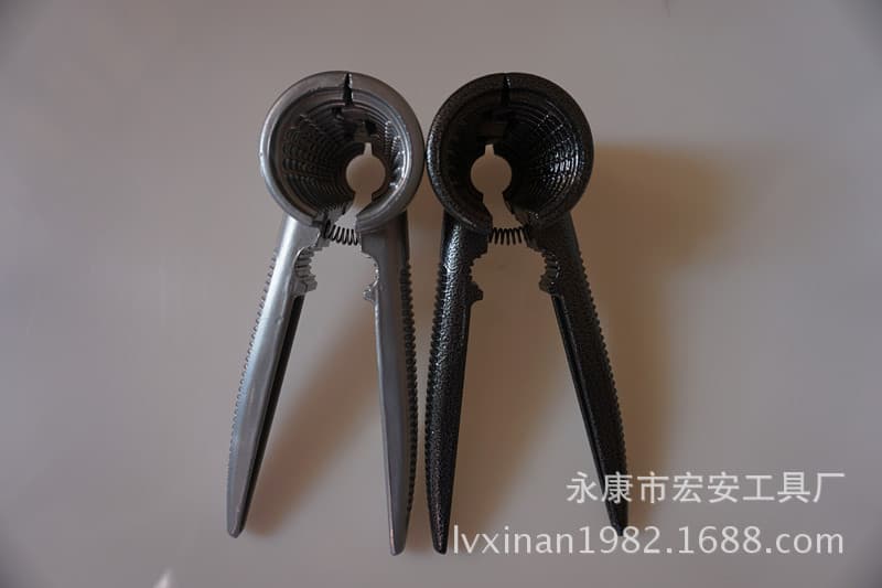 Supply High-quality Aluminum Alloy Multi-functional Classic 195g Walnut Cracker with Bottle Opener Color Box Packaging