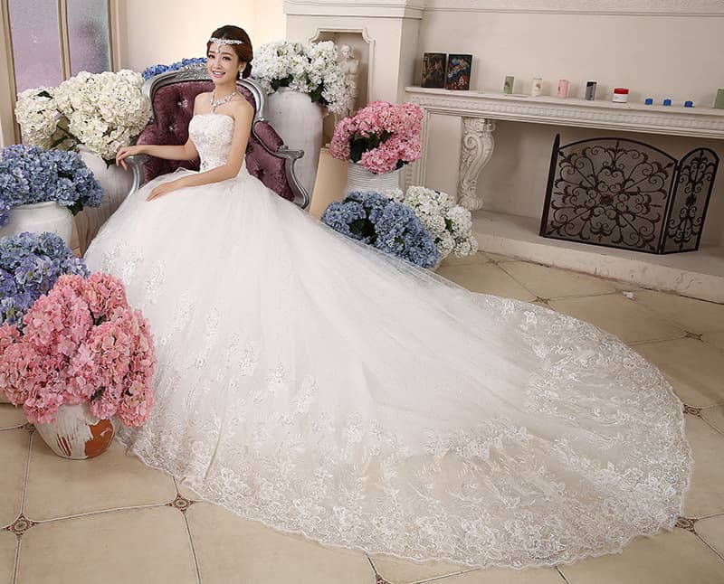 2026 New Wedding Dress for Bride Long Train Strapless Plus Size Slimming Lace Wedding Dress with Train