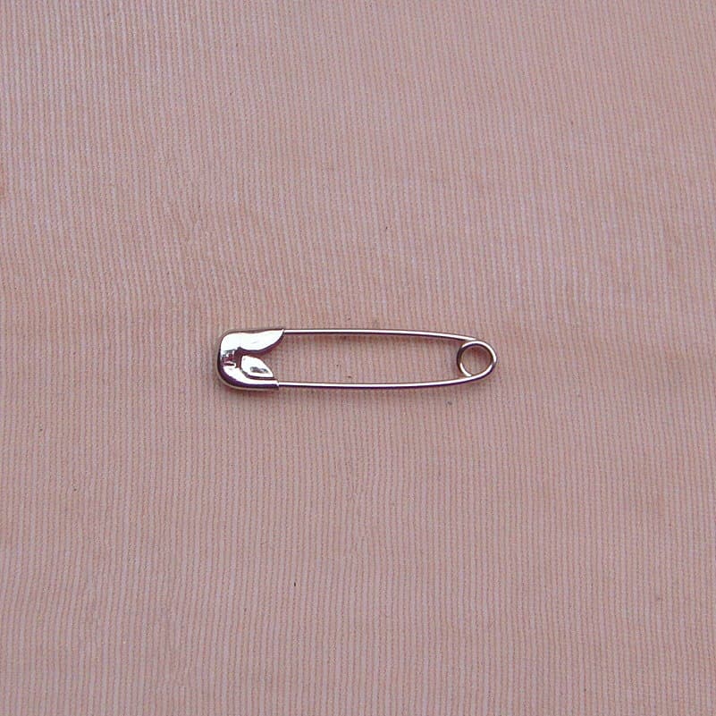 Manufacturer in-stock supply of environmentally friendly stainless steel small pins for clothing tags, ordinary small safety pins