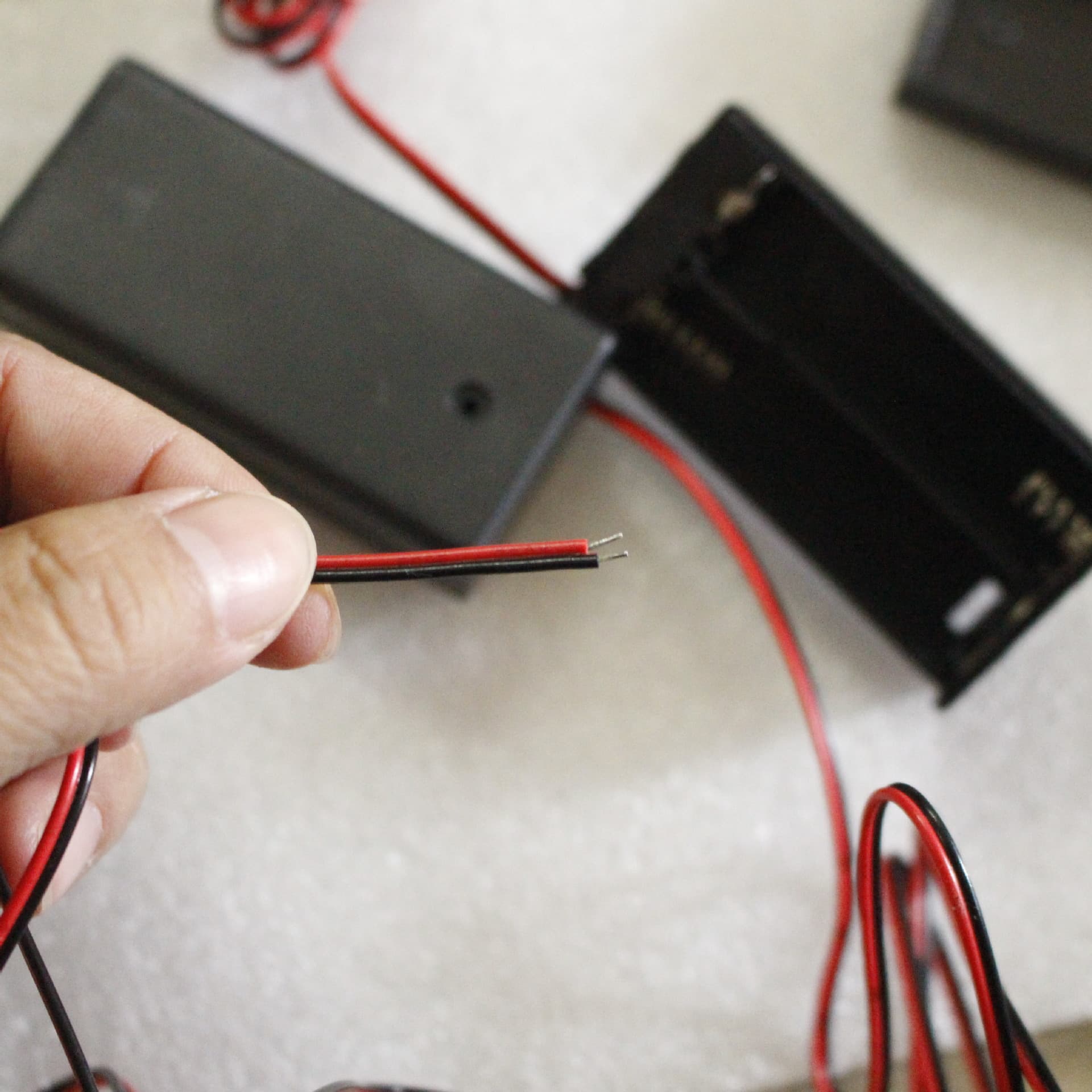 AA 2-Slot Battery Holder with Red and Black Wires, 2 x AA Battery Case, 2-Position AA 3V with Cover and Switch