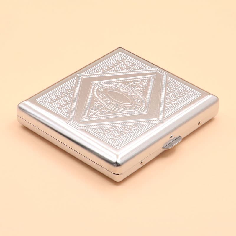 20-pack stainless steel cigarette case, embossed and carved, pressure-resistant, portable smoking accessory for men, direct sales.