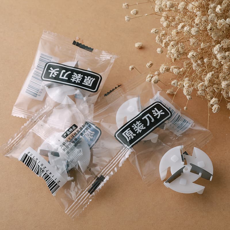Individually packaged lint remover blades, lint remover heads, clothing trimmer blades, spare lint remover blades.
