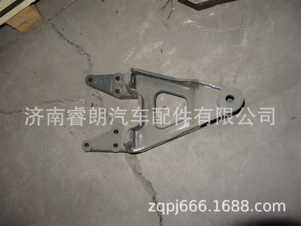 Factory Wholesale Sinotruk HOWO Steyr Parts WG9925520617 Leaf Spring Bracket, Right