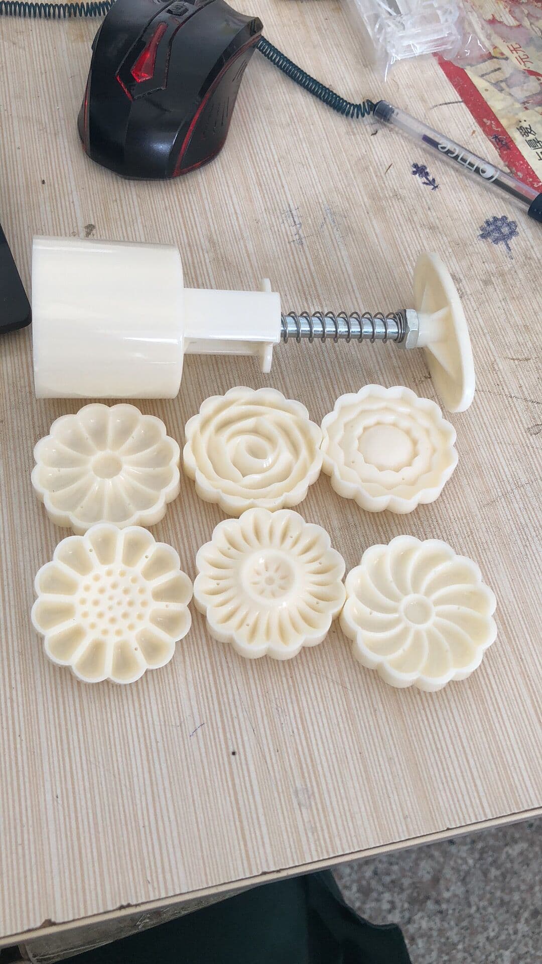 Mooncake Mold Hand-Pressed Mid-Autumn Snow Skin Mooncake Mold 3D Mold Mung Bean Pastry Mold Round