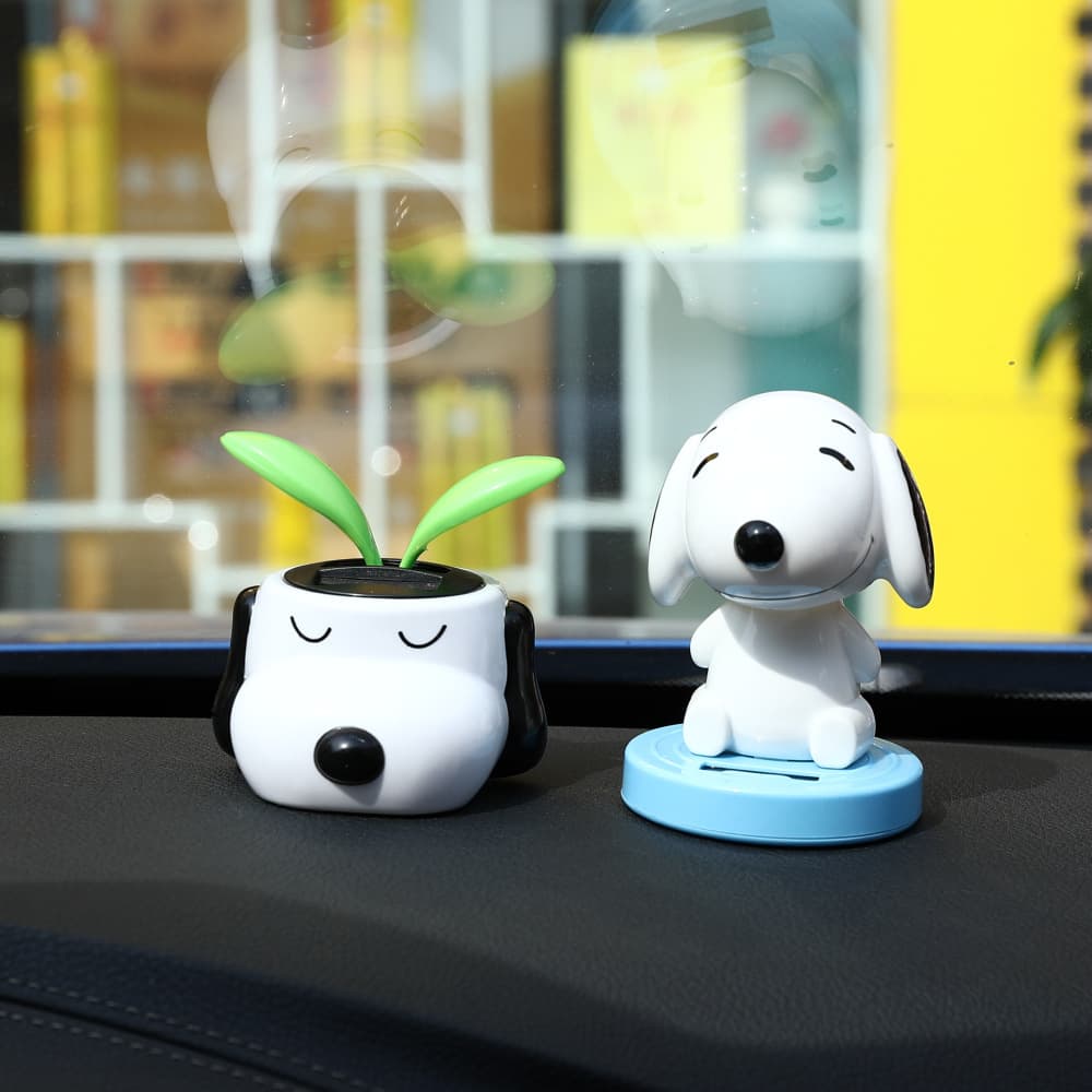 Solar-powered Snoopy Flower Nodding Doll Car Decoration Cute Figurine Interior Accessory